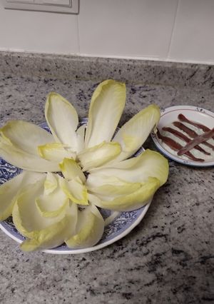 Una foto de Endivias con salsa roquefort y anchoas