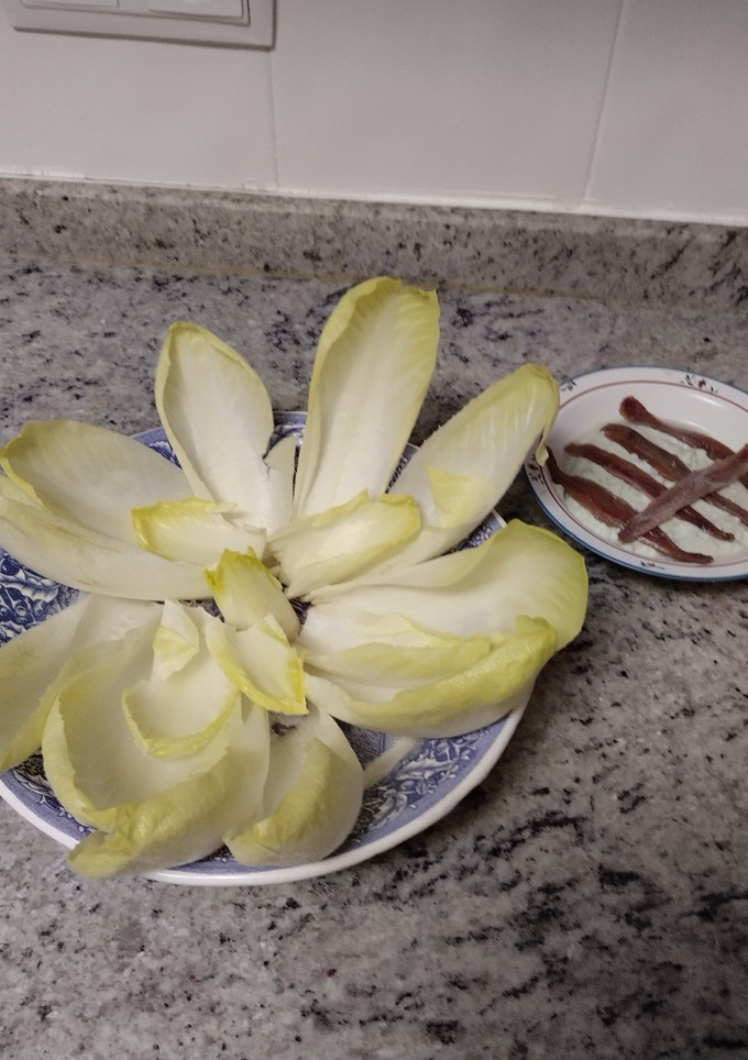 Una foto de Endivias con salsa roquefort y anchoas