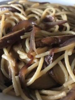 Una foto de Pasta con setas y cebolla