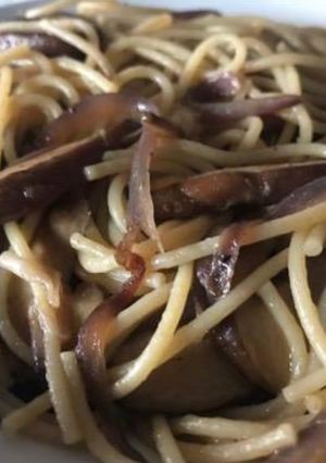 Una foto de Pasta con setas y cebolla