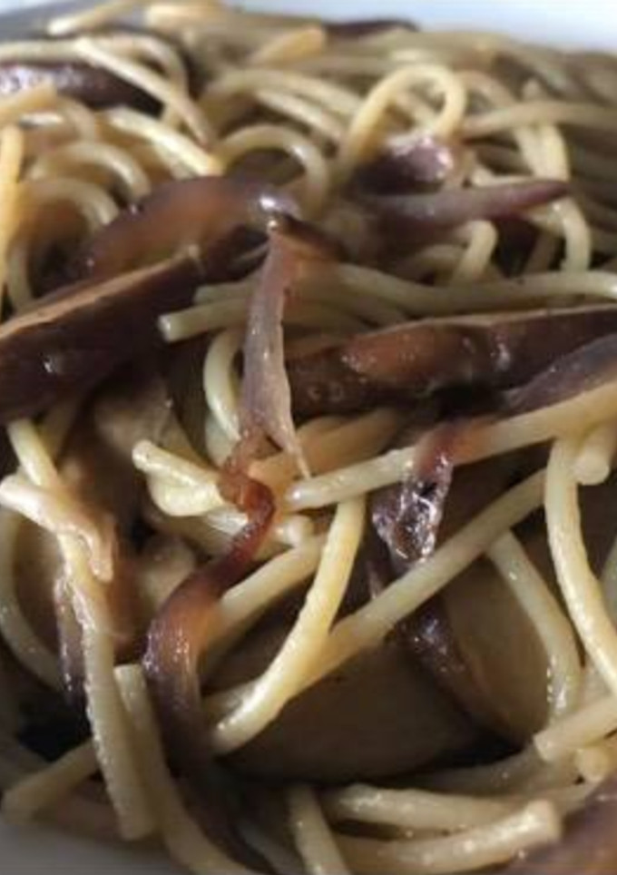 Una foto de Pasta con setas y cebolla