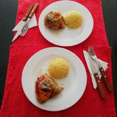 Una foto de Pollo al horno en salsa cebolla/tomillo