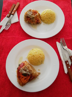 Una foto de Pollo al horno en salsa cebolla/tomillo