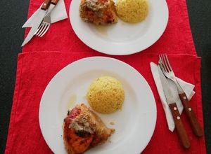 Una foto de Pollo al horno en salsa cebolla/tomillo