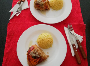 Una foto de Pollo al horno en salsa cebolla/tomillo