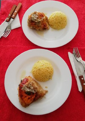 Una foto de Pollo al horno en salsa cebolla/tomillo