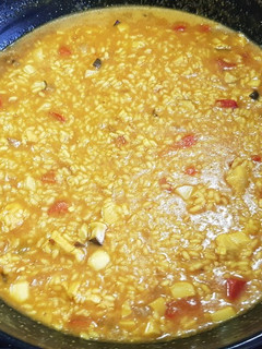 Una foto de Arroz caldoso de pollo de corral y boletus
