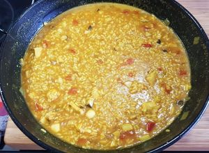 Una foto de Arroz caldoso de pollo de corral y boletus