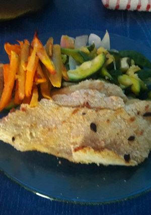 Una foto de Milanesas de pollo caseras con verduras fritas y a la plancha