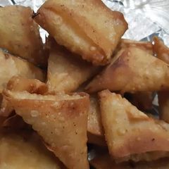 A picture of Potato Chicken cheese 1bite Samosa.