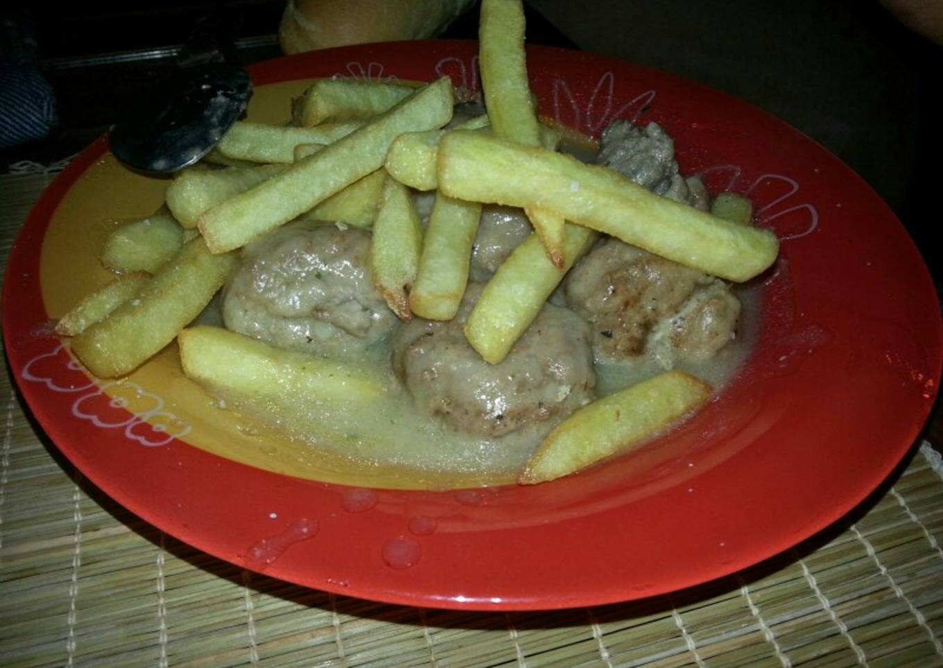 Albóndigas con salsa y patatas