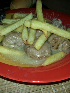 Una foto de Albóndigas con salsa y patatas