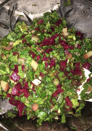 صورة لوصفة سلطة خضراء بالشمندر الاحمر 😋