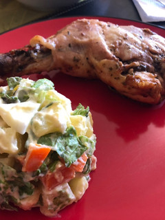 Una foto de Pollo asado con papas Mayo