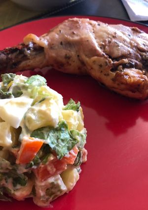 Una foto de Pollo asado con papas Mayo