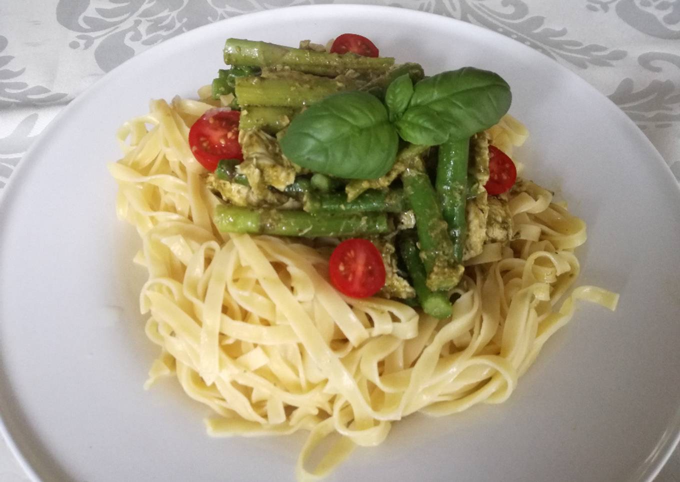 Tallarines con pesto, trigueros y pechuga de pollo. En un cazo!