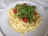Tallarines con pesto, trigueros y pechuga de pollo. En un cazo!