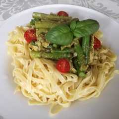 Foto principal de Tallarines con pesto, trigueros y pechuga de pollo. En un cazo!