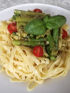 Una foto de Tallarines con pesto, trigueros y pechuga de pollo. En un cazo!