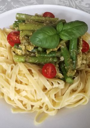 Una foto de Tallarines con pesto, trigueros y pechuga de pollo. En un cazo!