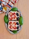 Tostas de tomates cherry, albahaca, aceitunas y flores 🥗
