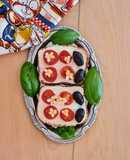 Tostas de tomates cherry, albahaca, aceitunas y flores 🥗