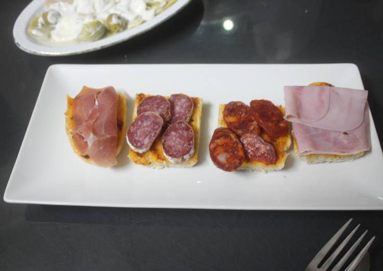 Pan tostado con tomate y embutido