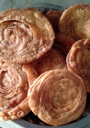 મસાલા મઠરી (Masala Mathri Recipe In Gujarati) રેસીપી મુખ્ય ફોટો