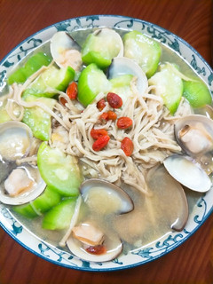 絲瓜炒蛤蜊佐金針菇 的食譜成品照片