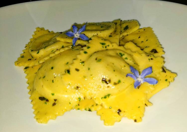 Ravioli di borragine, ricotta e pistacchi