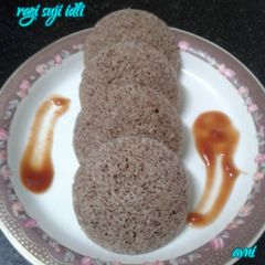 A picture of Ragi suji idli.