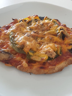 Una foto de Pizza casera de verduras y atún