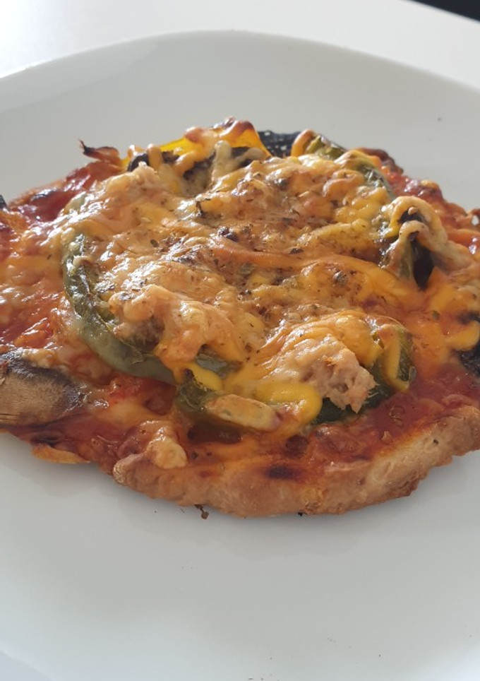 Una foto de Pizza casera de verduras y atún