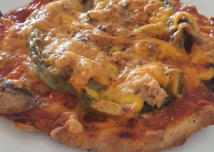 Pizza casera de verduras y atún