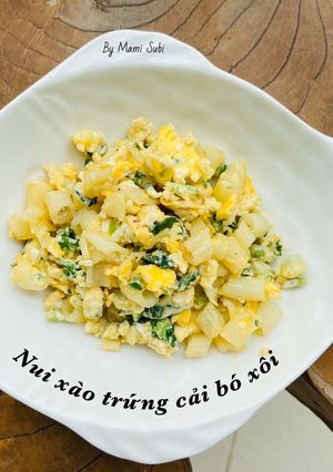 Hình của món Nui xào trứng cải bó xôi.