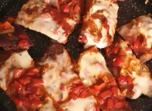 Una foto de Matambre a la pizza con batatas al rescoldo