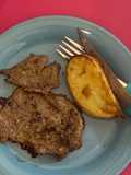 Bifecitos a la manera de escalopines con papas al horno