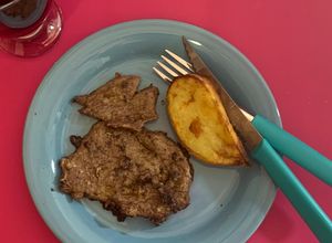 Una foto de Bifecitos a la manera de escalopines con papas al horno