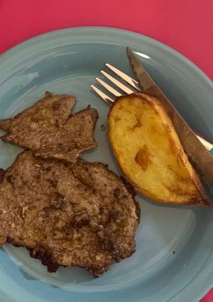 Una foto de Bifecitos a la manera de escalopines con papas al horno