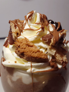 Una foto de Batido de Oreo, Nutella, Chips Ahoy y Kinder Bueno