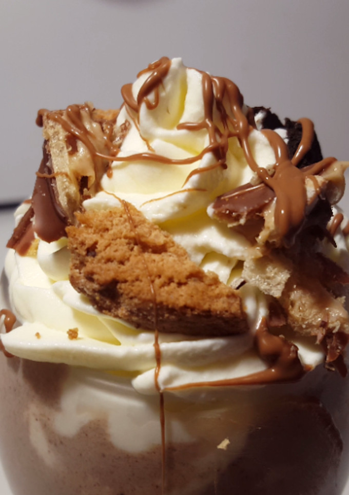 Una foto de Batido de Oreo, Nutella, Chips Ahoy y Kinder Bueno