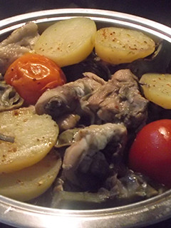 Una foto de Pollo con patatas y alcachofas