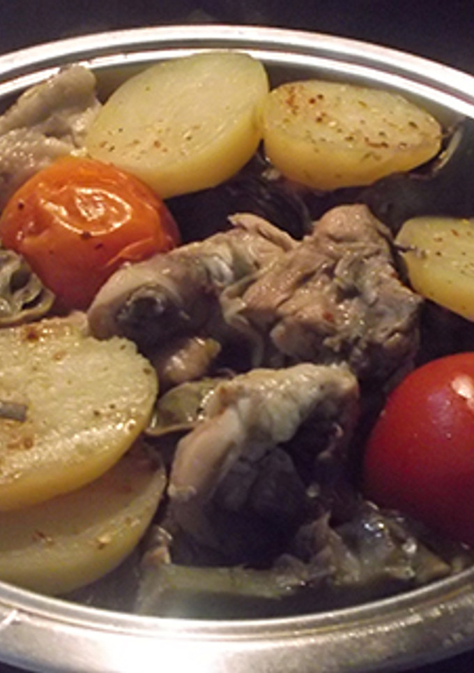Una foto de Pollo con patatas y alcachofas