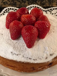 Una foto de Bizcocho húmedo de fresas naturales