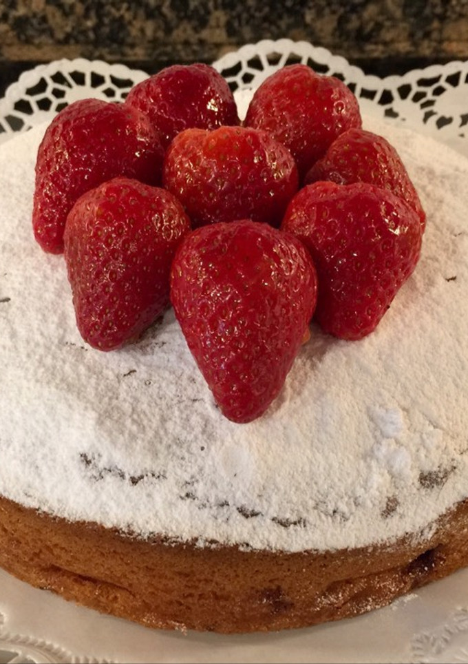 Una foto de Bizcocho húmedo de fresas naturales