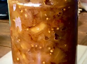 Una foto de Chutney berenjenas y manzanas
