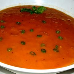 A picture of Fresh tomatoe soup.