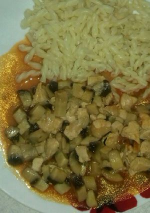 Gombapörkölt csirkemellel és tésztával recept fotója