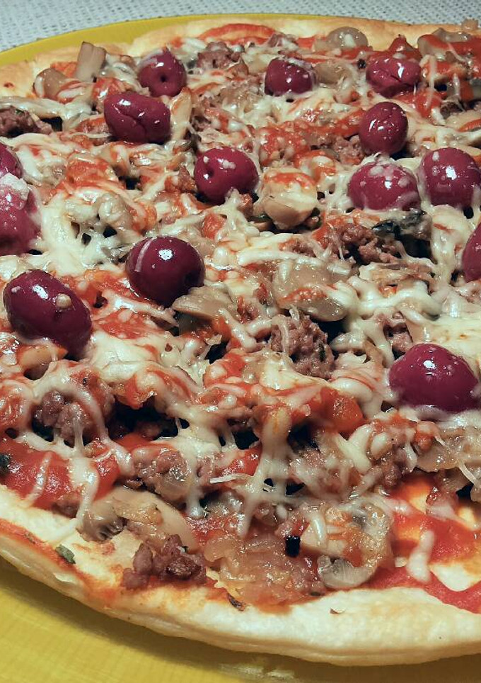 Una foto de Pizza de hojaldre con ternera picada y champiñones