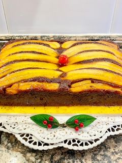 Una foto de Pastel de chocolate con plátano caramelizado